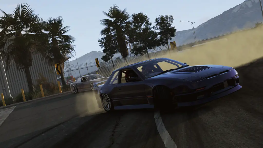Кадр из BeamNG.drive: два купе идут в заносе по дороге среди пальм, за ними висит пыль